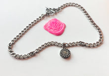 Charger l'image dans la galerie, Choker upcyclé rock mom Chanel