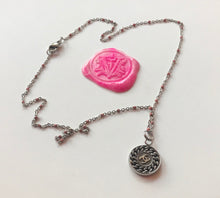 Charger l'image dans la galerie, Collier upcyclé pêche foncé Chanel