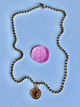 Charger l'image dans la galerie, Collier upcyclé tête Chanel