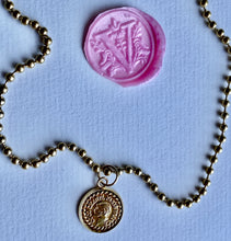 Charger l'image dans la galerie, Collier upcyclé tête Chanel