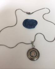 Carica l'immagine nel visualizzatore di Gallery, Collier upcyclé medusa bleu Versace