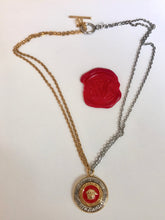 Carica l'immagine nel visualizzatore di Gallery, Collier upcyclé rouge medusa Versace