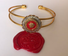 Load image into Gallery viewer, Bracelet manchette upcyclé medusa rouge Versace