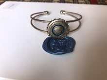 Load image into Gallery viewer, Bracelet manchette upcyclé medusa bleu Versace