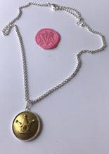 Charger l'image dans la galerie, Collier upcyclé couronne Chanel