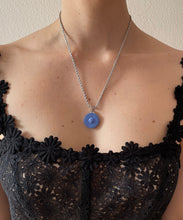 Carica l'immagine nel visualizzatore di Gallery, Collier upcyclé lion bleu céruléen Versace
