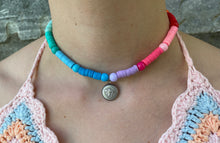 Carica l'immagine nel visualizzatore di Gallery, Collier upcyclé rainbow Medusa Versace