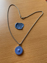 Carica l'immagine nel visualizzatore di Gallery, Collier upcyclé lion bleu céruléen Versace