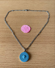 Charger l'image dans la galerie, Collier upcyclé lion bleu pétrole Versace