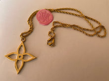 Charger l'image dans la galerie, Collier upcyclé fleur géante Louis Vuitton