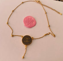 Charger l'image dans la galerie, Choker upcyclé les perles de Coco Chanel