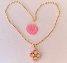 Charger l'image dans la galerie, Collier upcyclé fleur rose pâle Louis Vuitton