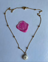 Charger l'image dans la galerie, Collier upcyclé fleur blanc Louis Vuitton
