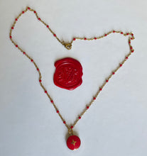 Carica l'immagine nel visualizzatore di Gallery, Collier upcyclé pastille fleur rouge Louis Vuitton