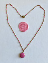Carica l'immagine nel visualizzatore di Gallery, Collier upcyclé logo rose Louis Vuitton