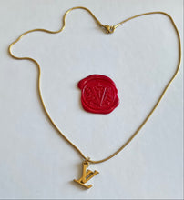 Carica l'immagine nel visualizzatore di Gallery, Collier upcyclé logo Louis Vuitton