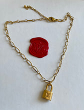Charger l'image dans la galerie, Choker upcyclé cadenas Louis Vuitton