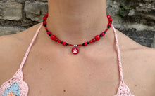 Charger l'image dans la galerie, Choker upcyclé rouge-noir star Dior