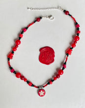 Charger l'image dans la galerie, Choker upcyclé rouge-noir star Dior