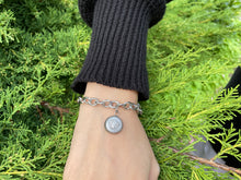 Carica l'immagine nel visualizzatore di Gallery, Bracelet avec pendentif medusa Versace