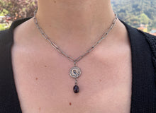 Carica l'immagine nel visualizzatore di Gallery, Choker upcyclé la perle noir Dior