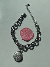 Carica l'immagine nel visualizzatore di Gallery, Bracelet avec pendentif medusa Versace