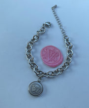 Carica l'immagine nel visualizzatore di Gallery, Bracelet avec pendentif medusa Versace