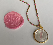 Carica l'immagine nel visualizzatore di Gallery, Collier upcyclé rose poudre YSL