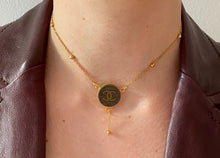 Charger l'image dans la galerie, Choker upcyclé les perles de Coco Chanel