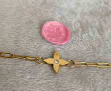 Load image into Gallery viewer, Bracelet upcyclé fleur Louis Vuitton