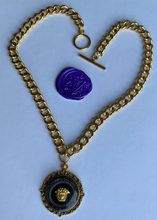 Charger l'image dans la galerie, Choker upcyclé medusa baroque doré Versace