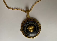 Charger l'image dans la galerie, Choker upcyclé simple medusa baroque doré Versace