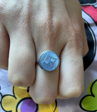 Charger l'image dans la galerie, Bague upcyclée nacre bleu clair Louis Vuitton