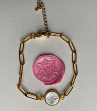 Load image into Gallery viewer, Bracelet upcyclé en nacre Louis Vuitton