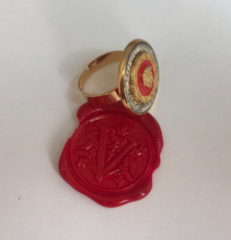 Load image into Gallery viewer, Bague upcyclée rouge medusa Versace
