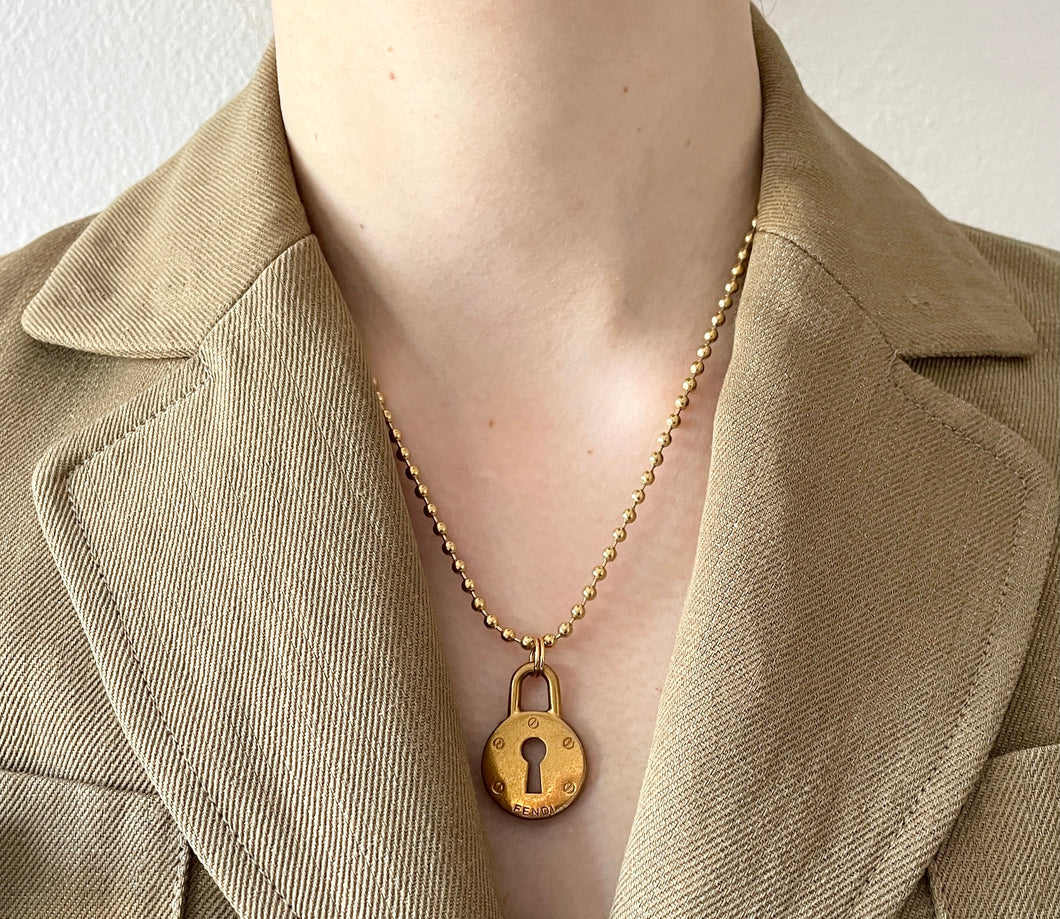 Collier upcyclé cadenas et petites perles dorées Fendi