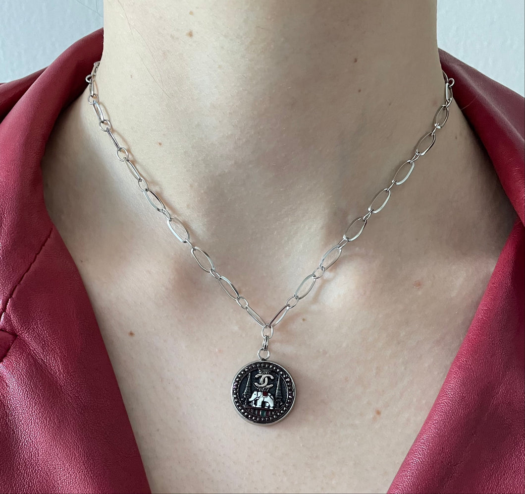 Choker upcyclé grand éléphant Chanel