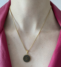 Charger l&#39;image dans la galerie, Collier upcyclé Coco Chanel
