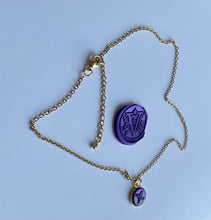 Carica l&#39;immagine nel visualizzatore di Gallery, Choker upcyclé violet nacre logo Louis Vuitton
