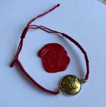 Carica l&#39;immagine nel visualizzatore di Gallery, Bracelet upcyclé red queen Chanel
