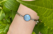 Carica l&#39;immagine nel visualizzatore di Gallery, Bracelet upcyclé Logo blue nacre Louis Vuitton
