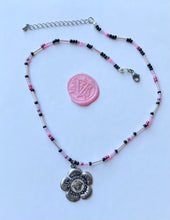 Carica l&#39;immagine nel visualizzatore di Gallery, Collier upcyclé fleur baby pink medusa Versace
