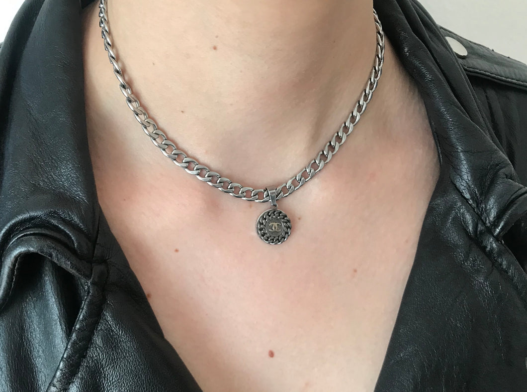 Choker upcyclé rock mom Chanel