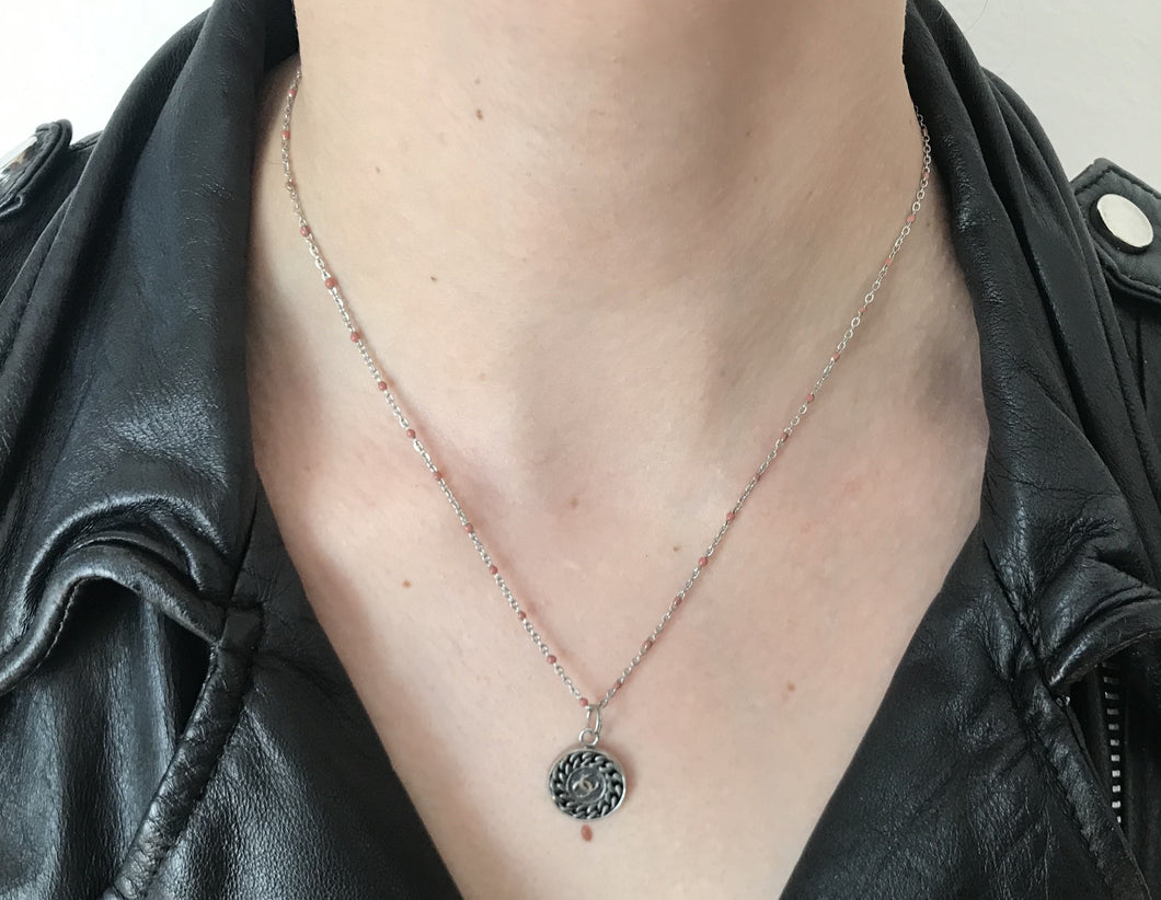 Collier upcyclé pêche foncé Chanel