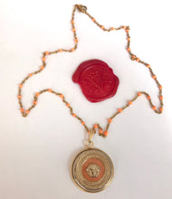 Carica l&#39;immagine nel visualizzatore di Gallery, Collier upcyclé orangette Versace
