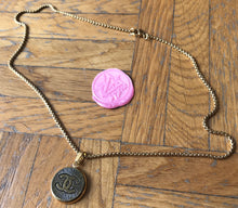 Charger l&#39;image dans la galerie, Collier upcyclé Coco Chanel
