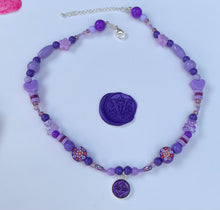 Carica l&#39;immagine nel visualizzatore di Gallery, Choker upcyclé violet flower Louis Vuitton

