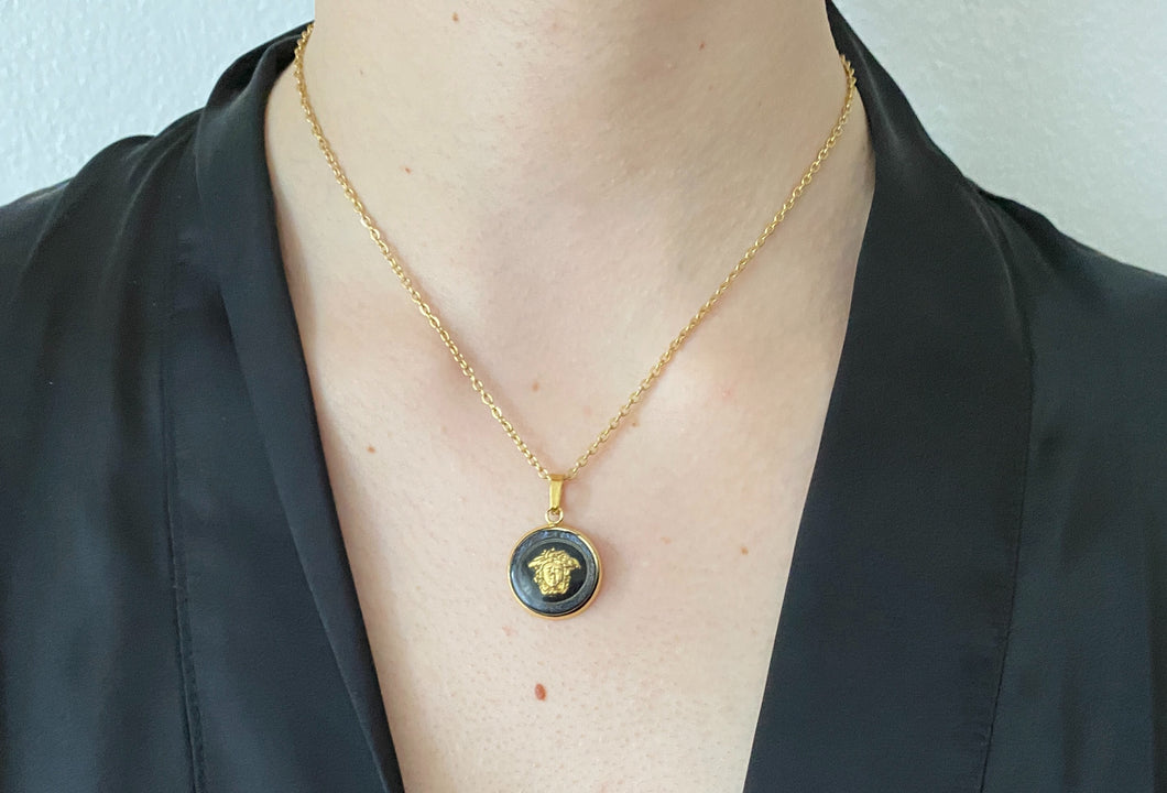 Collier upcyclé dark night medusa Versace