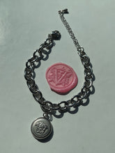 Load image into Gallery viewer, Bracelet avec pendentif medusa Versace
